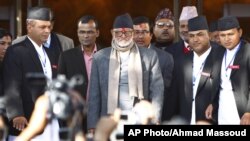 PM Nepal Sushil Koirala (tengah) bersama para tokoh politik Nepal di Kathmandu (foto: dok). Faksi-faksi Nepal sepakat membagi Nepal menjadi 8 negara bagian. 