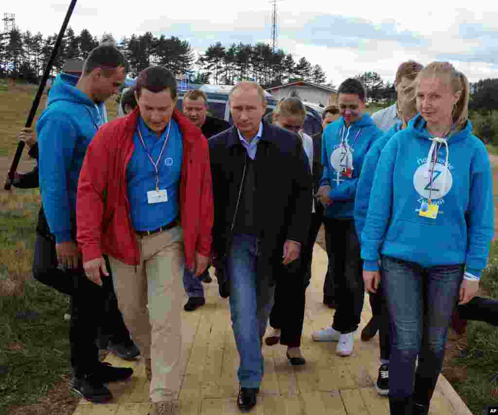 President Vladimir Putin called on pro-Russian separatists to release Ukrainian soldiers who have been surrounded by the rebels in eastern Ukraine, Aug. 29, 2014. In this photo,&nbsp;President Putin&nbsp;arrives at a meeting with participants in the youth educational forum at the Seliger youth camp near Lake Seliger, some 450 kilometres northwest of Moscow, in Tver region, Russia, Aug. 29, 2014.