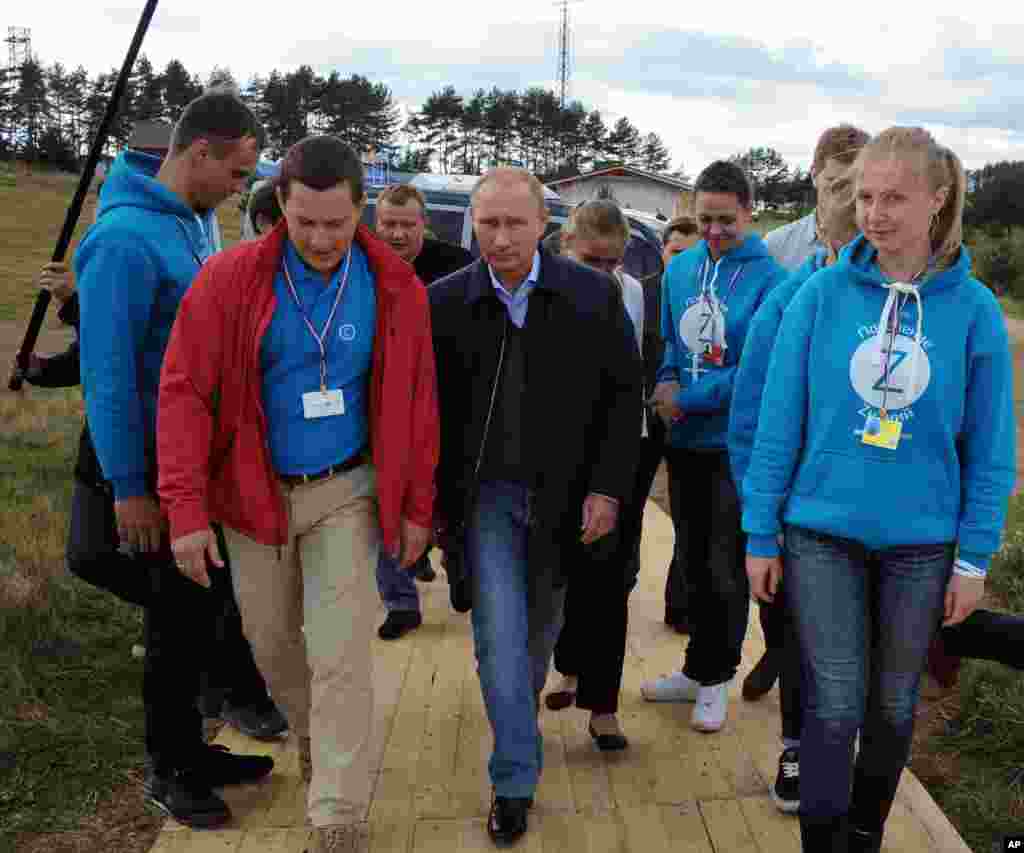 President Vladimir Putin called on pro-Russian separatists to release Ukrainian soldiers who have been surrounded by the rebels in eastern Ukraine, Aug. 29, 2014. In this photo, President Putin arrives at a meeting with participants in the youth educational forum at the Seliger youth camp near Lake Seliger, some 450 kilometres northwest of Moscow, in Tver region, Russia, Aug. 29, 2014.