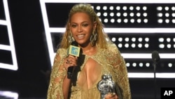 Beyoncé reçoit le prix de la meilleure vidéo féminine pour "Hold Up" aux MTV Video Music Awards au Madison Square Garden, à New York, le dimanche 28 août 2016.