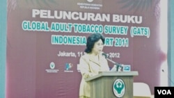 Menteri Kesehatan Nafsiah Mboi meluncurkan buku laporan Global Adult Tobacco Survey Report 2011. (VOA/Fathiyah Wardah)