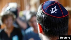 猶太人頭戴的小圓帽。