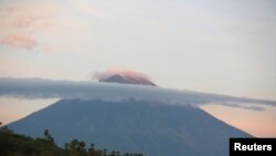 Pemandangan saat matahari terbit dari balik Gunung Agung, dilihat dari kawasan Amed, Bali, 26 September 2017. (REUTERS/Darren Whiteside).