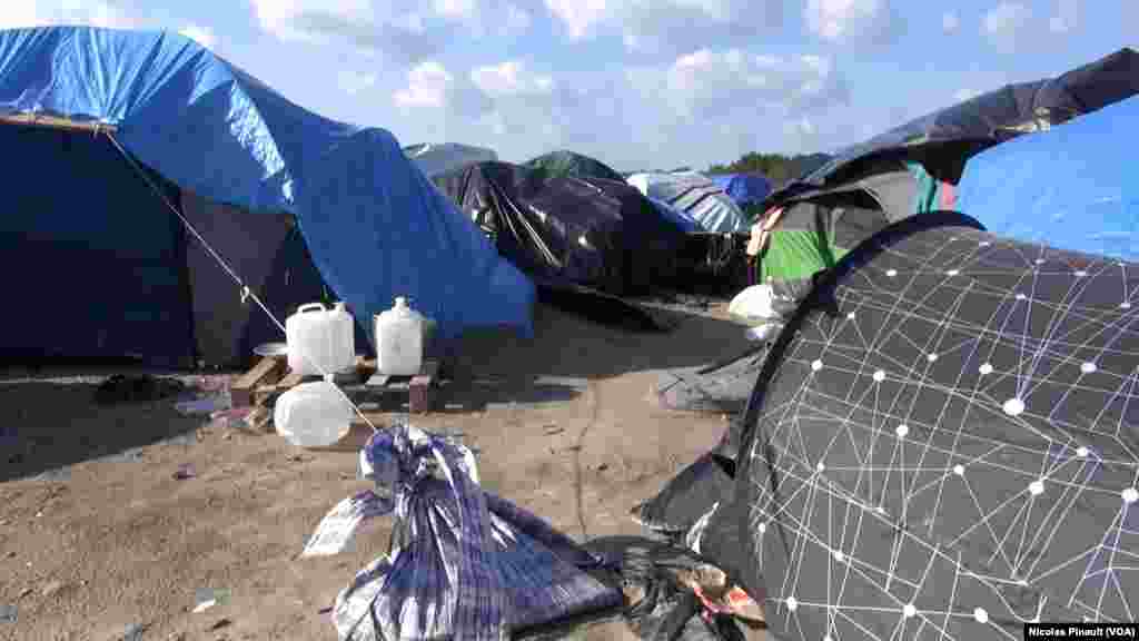 Des tentes dans la &quot;jungle&quot;. Ce camp est situé aux abords de Calais dans le nord de la France, 13 octobre 2015 (Nicolas Pinault/VOA).