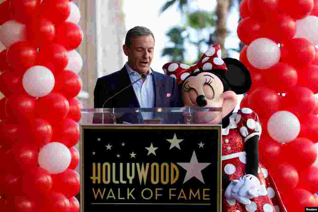 Los Angeles&#39;ta Walt Disney&#39;in CEO&#39;su Bob Iger, Minnie Mouse&#39;ın yanında konuşma yapıyor. &nbsp;