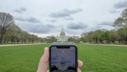 Una persona fotografiando la fachada del Capitolio de Estados Unidos completamente vacío.