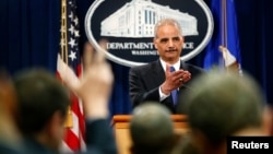 El Fiscal General de EE.UU., Eric Holder, informó que había ordenado investigar si el IRS violó alguna ley.