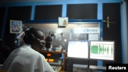 Le révérend père John Peter Bebeley diffuse les sermons à la radio après la suspension de tous les rassemblements religieux en raison des inquiétudes concernant la propagation de COVID-19 à Freetown, Sierra Leone, le 22 mars 2020. REUTERS / Cooper Inveen - RC2ZOF