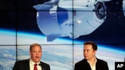 El administrador de la NASA, Jim Bridenstine, izquierda, junto al presidente de Space X, Elon Musk, responden preguntas de los medios tras el exitoso lanzamiento.