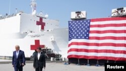 El presidente Trump y el secretario de Defensa de EE.UU., Mark Esper, acudieron el 28 de marzo a la base naval de Norfolk para despedir al USNS Comfort, que partió rumbo a Nueva York.