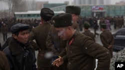 북한 평양에서 한 군인이 담배를 피고 있다. (자료사진)