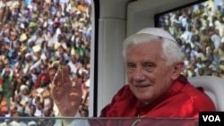 El papa Benedict XVI homenajeó e a quienes predicaron el evangelio en la ex colonia francesa en los 150 años posteriores a su evangelización.