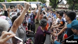 Người biểu tình chống Trung Quốc hô khẩu hiệu gần sứ quán Trung Quốc ở Hà Nội, 8/7/2012