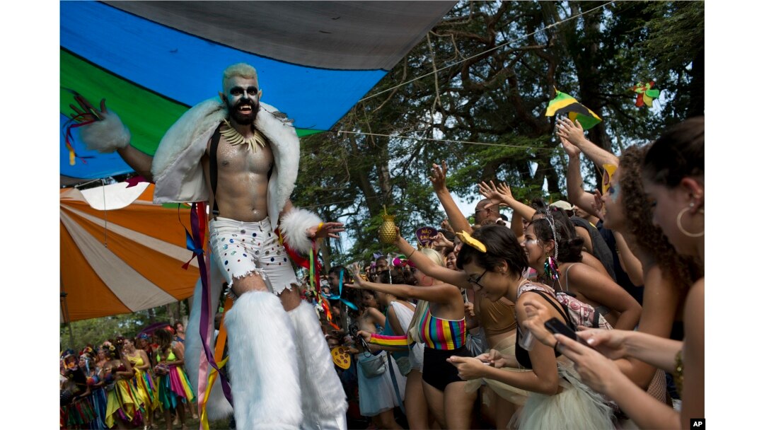 Drag queen to star in Rio samba parade at Brazil Carnival