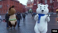 莫斯科红场附近的索契冬奥会吉祥物(美国之音白桦拍摄)