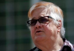 Dana Zzyym, di luar gedung pengadilan federal di Denver. (Foto: AP)