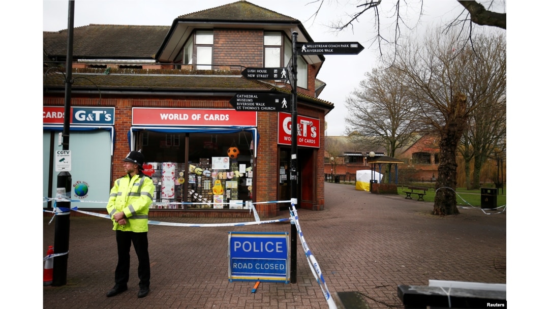 A police officer stands at a cordon around the bench where former Russian intelligence agent Sergei Skripal and his daughter Yulia were found after they were poisoned, in Salisbury, Britain, March 11, 2018.