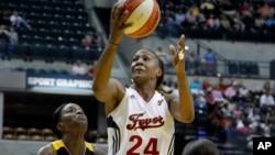 Una de las basquetbolistas profesionales de la WNBA incluidas en el programa es Tamika Catchings (al centro).