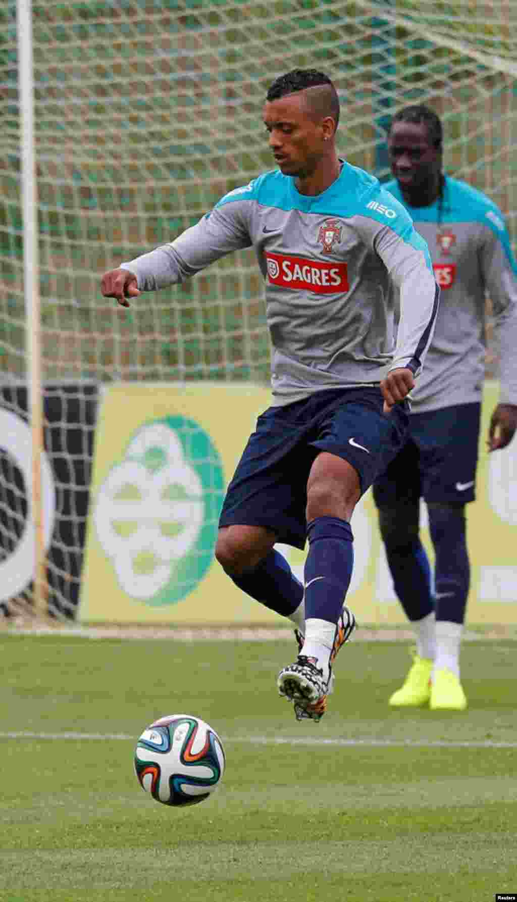 O jogador português, Nani, dribla a bola num treino em Óbidos, Maio 30, 2014, na preparação para o Mundial de Futebol que se realiza em 12 cidades do Brasil de 12 de Junho a 13 de Julho.