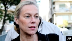 Sigrid Kaag, the head of the U.N. team charged with destroying Syria's chemical weapons, speaks with reporters in front of the Four Seasons hotel in Damascus, Syria, Oct. 22, 2013.