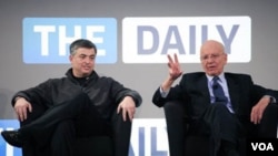 Rupert Murdoch, director general de News Corporation, y Eddy Cue, vicepresidente de Apple, en la inauguración del The Daily, en Nueva York.