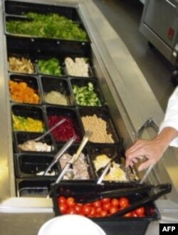安·库珀在每个学校餐厅设立了色拉蔬菜台
