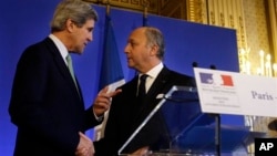 Menteri Luar Negeri AS John Kerry (kiri) bertemu dengan Menteri Luar Negeri Perancis Laurent Fabius di Paris (27/2). (AP/Jacquelyn Martin)