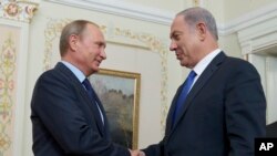 ប្រធានាធិបតី​រុស្ស៊ី Vladimir Putin ចាប់​ដៃ​ជាមួយ​លោក​នាយក​រដ្ឋ​មន្រ្តី​អ៊ីស្រាអែល Benjamin Netanyahu (រូប​ស្តាំ) ក្នុង​កិច្ចប្រជុំ​របស់​ពួកគេ​នៅ​ក្នុង​​​ទីស្នាក់នៅ​របស់​ប្រធានាធិបតី​រុស្សី​នៅ​ Novo-Ogaryovo​ នៅ​ខាង​ក្រៅ​ទីក្រុង​មូស្គូ ប្រទេស​រុស្ស៊ី​ កាលពី​ថ្ងៃទី២១​ ខែកញ្ញា ឆ្នាំ២០១៥។