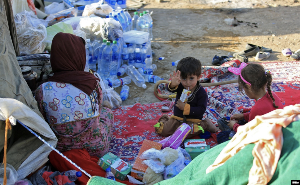 زندگی مردم، سه روز بعد از زلزله در شهرستان ازگله عکس: سید مصلح پیر خضرانیان 