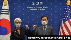 ကန်နိုင်ငံခြားရေးဝန်ကြီး Wendy Sherman နဲ့ တောင်ကိုရီးယား နိုင်ငံခြားရေးဝန်ကြီး Chung Eui-yong။ 22 Juli 2021. (Foto: Song Kyung-seok via REUTERS)