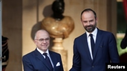 Thủ tướng Pháp vừa được bổ nhiệm Edouard Philippe (phải) và người tiền nhiệm Bernard Cazeneuve (trái), ngày 15/5/2017.