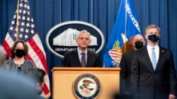 Jaksa Agung AS Meerick Garland (tengah) ditemani oleh Wakil Jaksa Agung Lisa Monaco (kiri) dan Direktur FBI Christopher Wray (kanan) berbicara dalam konferensi pers terkait serangan ransomware di Departemen Kehakiman di Washington, pada 8 November 2021. (Foto: AP/Andrew Harnik)