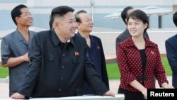 北韓最高領導人金正恩元帥攜夫人李雪主7月25日出席了首都平壤綾羅人民遊園地竣工儀式。