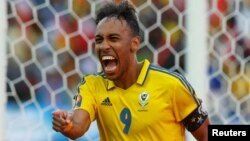 Pierre Emerick Aubameyang du Gabon célèbre après l’ouverture du score lors du match d’ouverture de la CAN 2017 contre la Guinée-Bissau, au stade de l’Amitié de Libreville, Gabon, 14 janvier 2014.