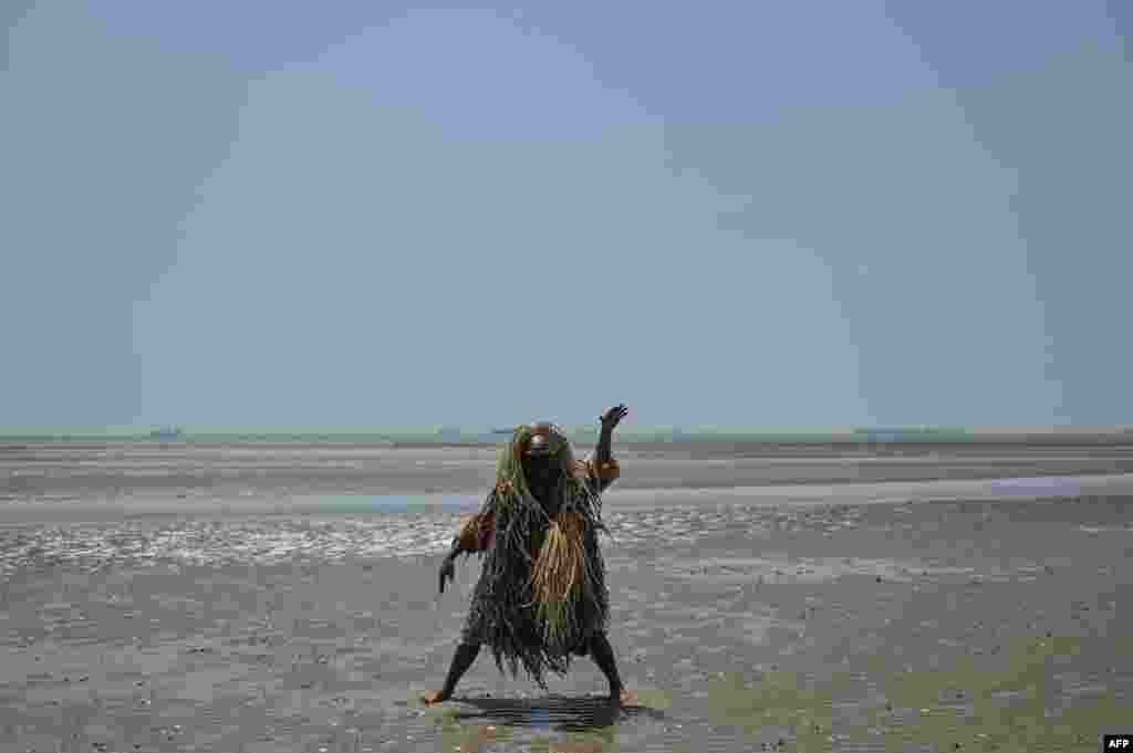 A Malaysian indigenous Mah Meri tribesman, wearing a traditionaly crafted mask, dances during the &quot;Puja Pantai&quot; ritual, a thanksgiving ritual praying to the spirits of the seas, in Pulau Carey on the outskirts of Kuala Lumpur, Feb. 9, 2019.