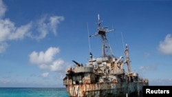 菲律宾一艘退役军舰在中国称“仁爱礁”的海域搁浅以坚守主权主张（路透社2014年3月30日）