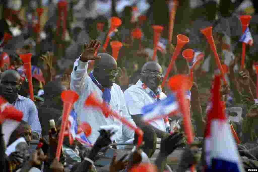 Ghanaian presidential candidate Nana Akufo-Addo (L) of the opposition New Patriotic Party (NPP) waves during his last rally at Sutherland Addy Children's Park in Accra, Ghana, December 5, 2012. 