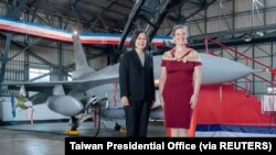 台灣總統蔡英文和美國在台協會台北辦事處處長孫曉雅在嘉義空軍基地的美國F16V戰機前合影。 （2021年11月18日）