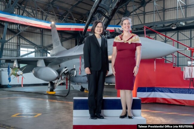 台灣總統蔡英文和美國在台協會台北辦事處處長孫曉雅在嘉義空軍基地的美國F16V戰機前合影。（2021年11月18日）