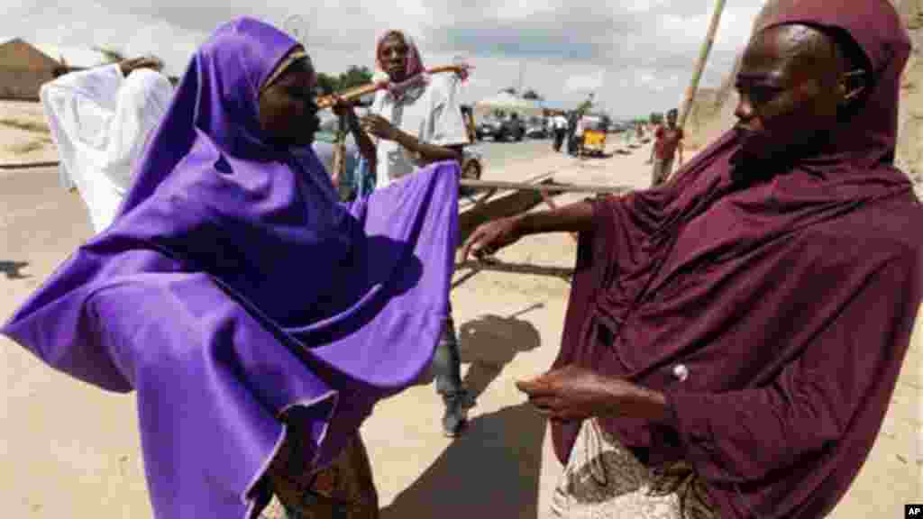 'Yan bangan Fararen Hulan JTF suna anfani ne da kulake da sanduna da makaman da aka sarafa cikin gida suna sintiri a kan titunan Maiduguri, Najerya.