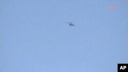 電視畫面顯示土耳其軍方直升機在伏擊事發地點上空飛過