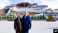 លោក​ធែរី ប្រែនស្តែដ (Terry Branstad) ​ឯកអគ្គរដ្ឋ​ទូត​សហរដ្ឋ​អាមេរិក​ប្រចាំ​ប្រទេស​ចិន​និង​ភរិយា Christine ថតរូប​នៅ​ខាងមុខ​ព្រះរាជវាំង Potala Palace ក្នុង​ទីក្រុង Lhasa ភាគខាងលិច​ប្រទេស​ទីបេកាលពី​ថ្ងៃទី​២២ ខែឧសភា​ ឆ្នាំ២០១៩។