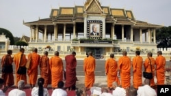 Cambodian Buddhist monks chant, offering prayers in front of the Royal Palace for the late King Norodom Sihanouk in Phnom Penh, Cambodia, Friday, Oct. 19, 2012. 