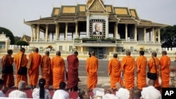 Cambodian Buddhist monks chant, offering prayers in front of the Royal Palace for the late King Norodom Sihanouk in Phnom Penh, Cambodia, Friday, Oct. 19, 2012. The body of Cambodia's late King Sihanouk returned to his homeland Wednesday, welcomed by hundreds of thousands of mourners who packed tree-lined roads in the Southeast Asian nation's capital ahead of the royal funeral. (AP Photo/Heng Sinith)