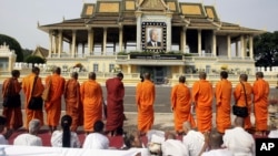 Cambodian Buddhist monks chant, offering prayers in front of the Royal Palace for the late King Norodom Sihanouk in Phnom Penh, Cambodia, Friday, Oct. 19, 2012. The body of Cambodia's late King Sihanouk returned to his homeland Wednesday, welcomed by hundreds of thousands of mourners who packed tree-lined roads in the Southeast Asian nation's capital ahead of the royal funeral. (AP Photo/Heng Sinith)