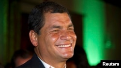 Rafael Correa celebra la victoria.