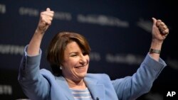 លោកស្រី Amy Klobuchar នៃគណបក្សប្រជាធិបតេយ្យថ្លែងនៅក្នុងវេទិកាមួយនៃសាកលវិទ្យាល័យ Buena Vista University ក្នុងទីក្រុង Storm Lake រដ្ឋ Iowa កាលពីថ្ងៃទី៣០ ខែមីនា ឆ្នាំ២០១៩។