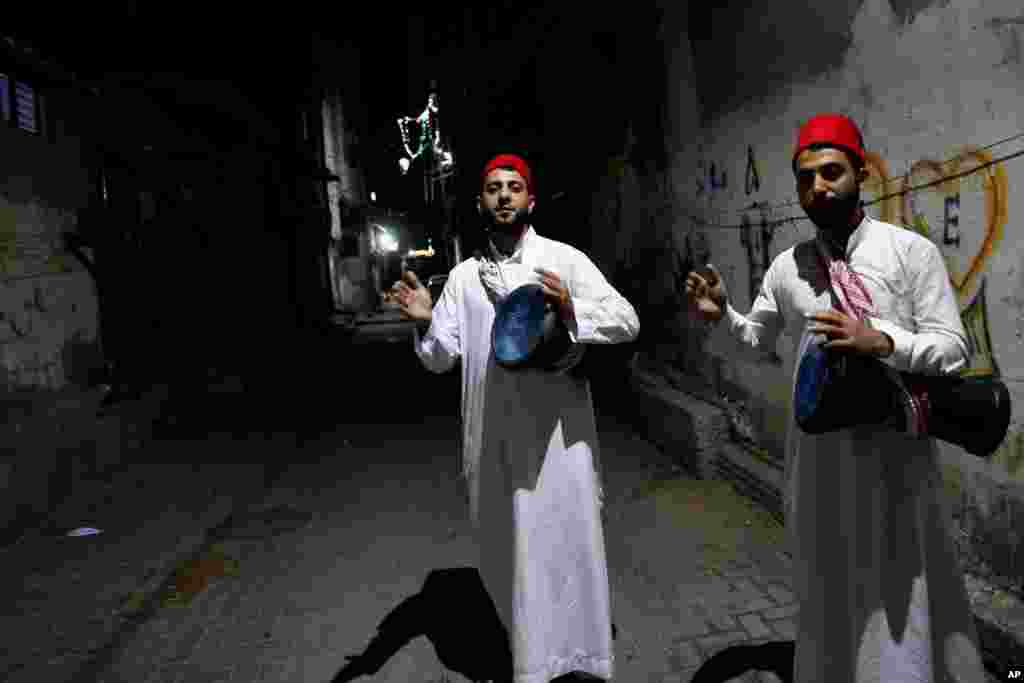 دو برادر در کوچه‌های شهر غزه، مسلمانان را برای مراسم سحر در ماه رمضان با نواختن ساز بیدار می‌کنند. در برخی کشورهای مسلمان مثل ترکیه این رسم در ماه رمضان برگزار می‌شود.