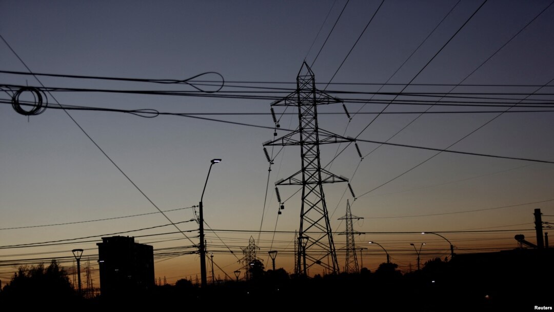 Las torres de electricidad se ven durante un importante corte de energía que afectó a vastas zonas del país, en Concepción, Chile, el 25 de febrero de 2025.