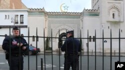 Polisi anti-huru hara menjaga Masjid Agung di Paris, Perancis. (Foto: Dok)